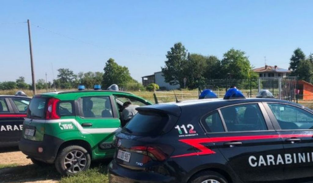 Deposito incontrollato di rifiuti: accumula 27 metri cubi di terra, macerie, vetro e plastiche