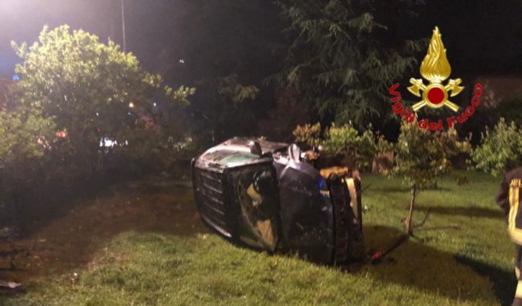 Auto esce di strada e si ribalta nel giardino di un’abitazione FOTO