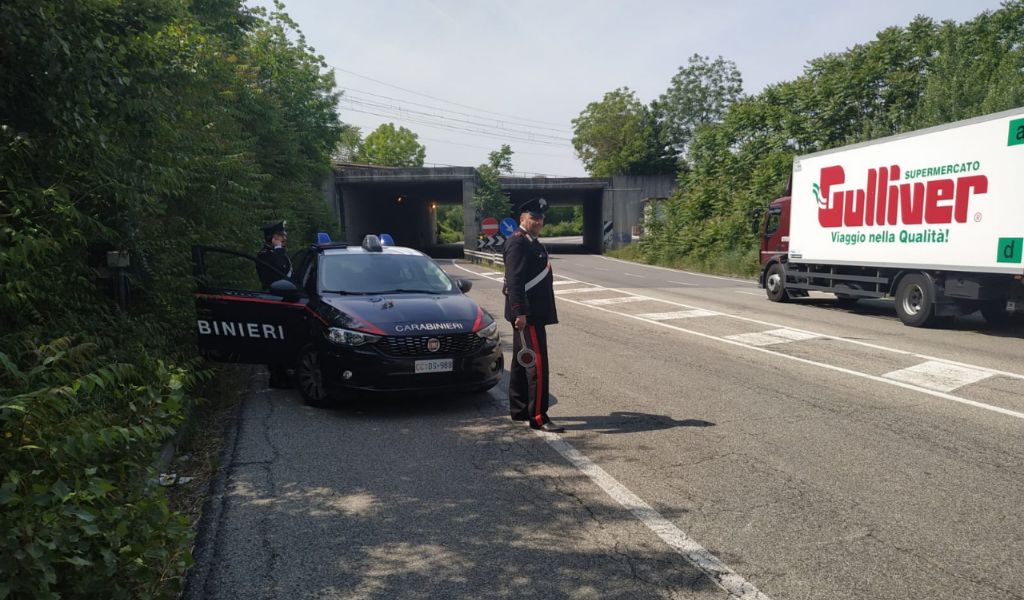 Botte alla fidanzata: fugge e si schianta in auto