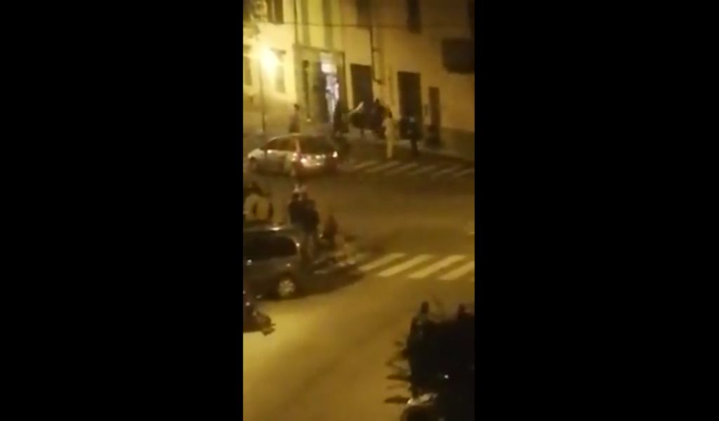 Rissa tra stranieri in centro a Voghera: pugni, calci e bottigliate VIDEO