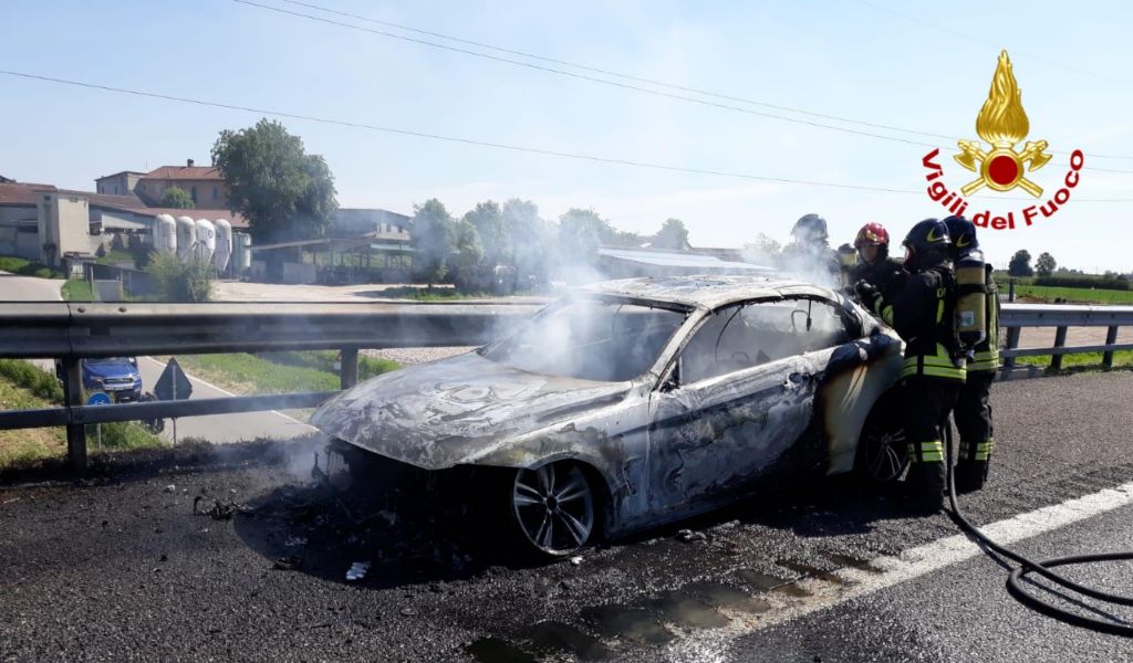 Auto a fuoco sulla A1, intervengono i Vigili del Fuoco