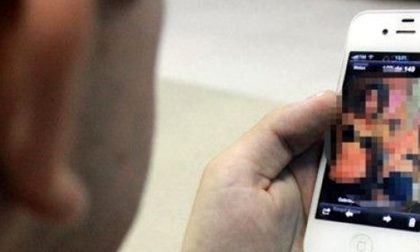 Pedopornografia online, video di minori scambiati su WhatsApp: indagini anche a Pavia