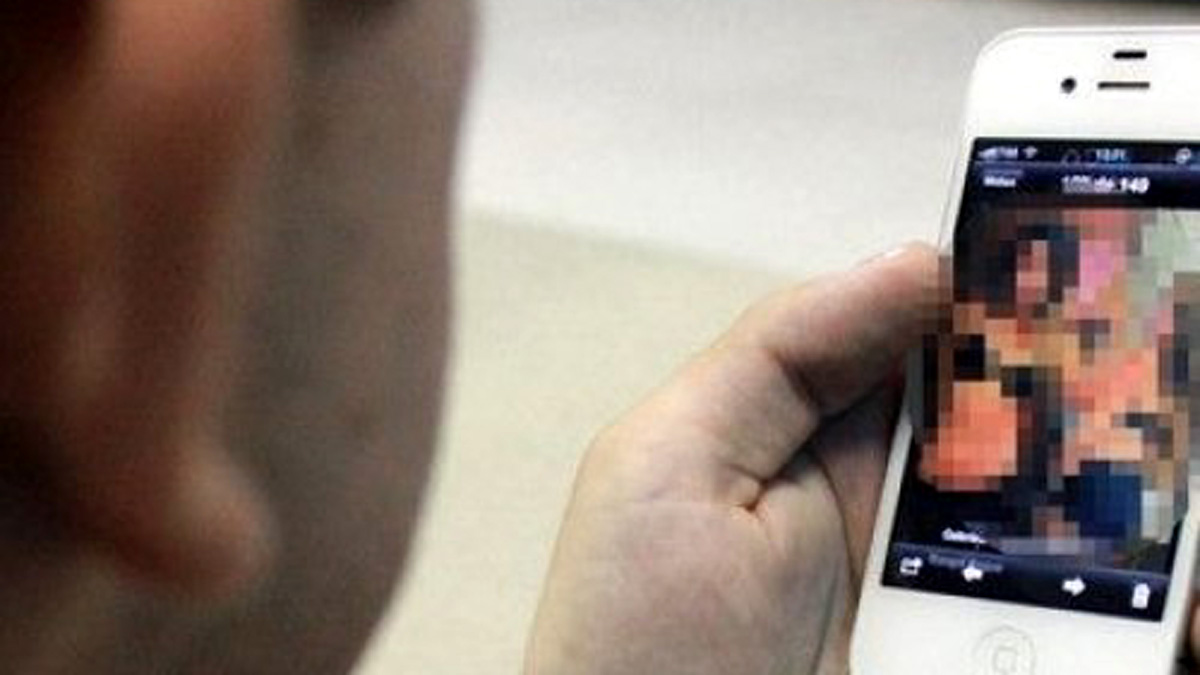 Pedopornografia online, video di minori scambiati su WhatsApp: indagini anche a Pavia