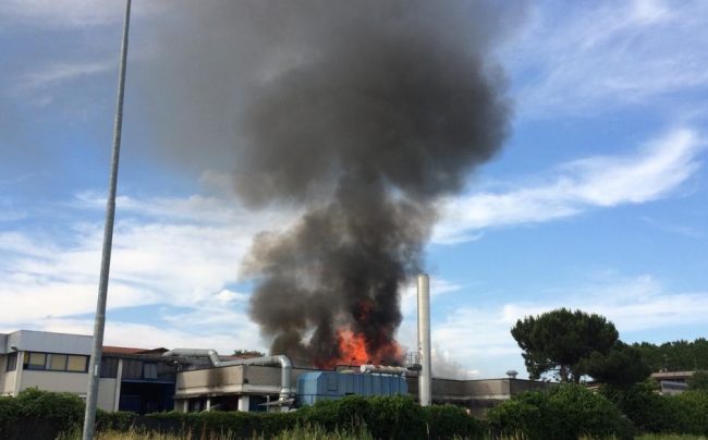 Vasto incendio in azienda di vernici VIDEO e FOTO