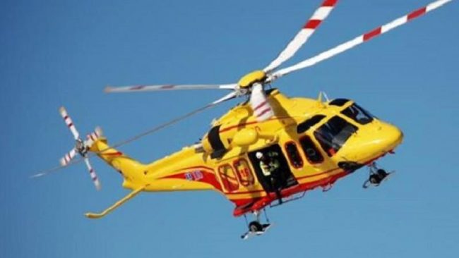 Ventitreenne cade dalla finestra dopo una lite: intervento dell’elisoccorso a Valle Lomellina