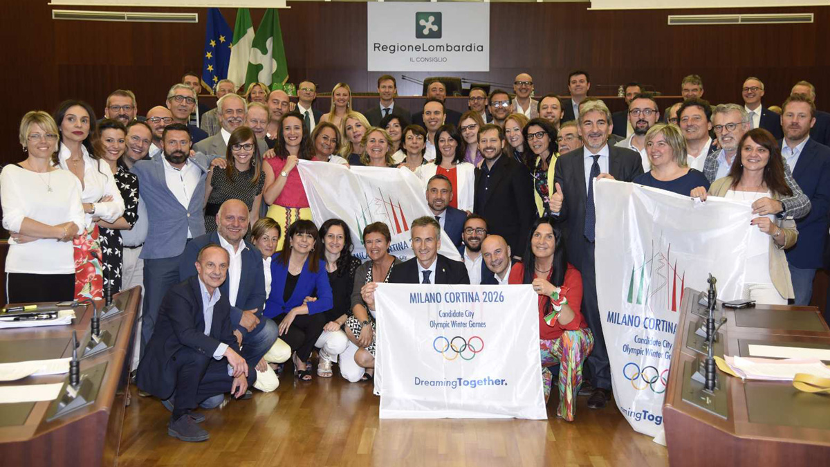 Olimpiadi invernali 2026, evviva! Mega-selfie dei consiglieri regionali della Lombardia