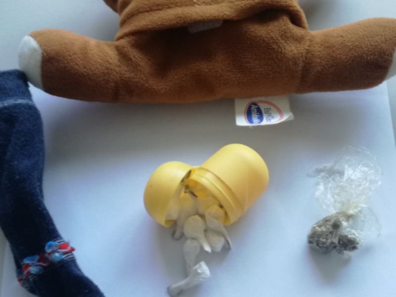 Arrestato spacciatore, la cocaina nascosta nel peluche della figlia