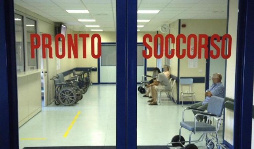 Sfida a “duello” l’ex della compagna, se le danno a colpi di mazza