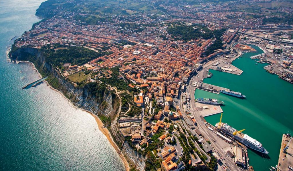 Tragico incidente sul lavoro, pavese ucciso da un cavo d’acciaio al porto di Ancona