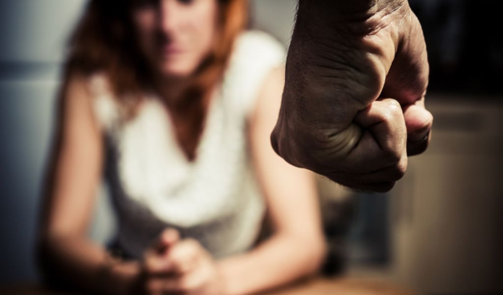 Botte alla moglie durante il divorzio: assolto per “stress da separazione”