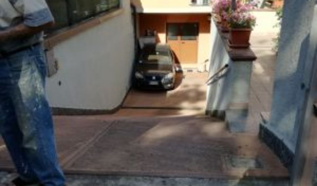 Si è spezzato le braccia nel salvare l’auto che finisce nel box del vicino