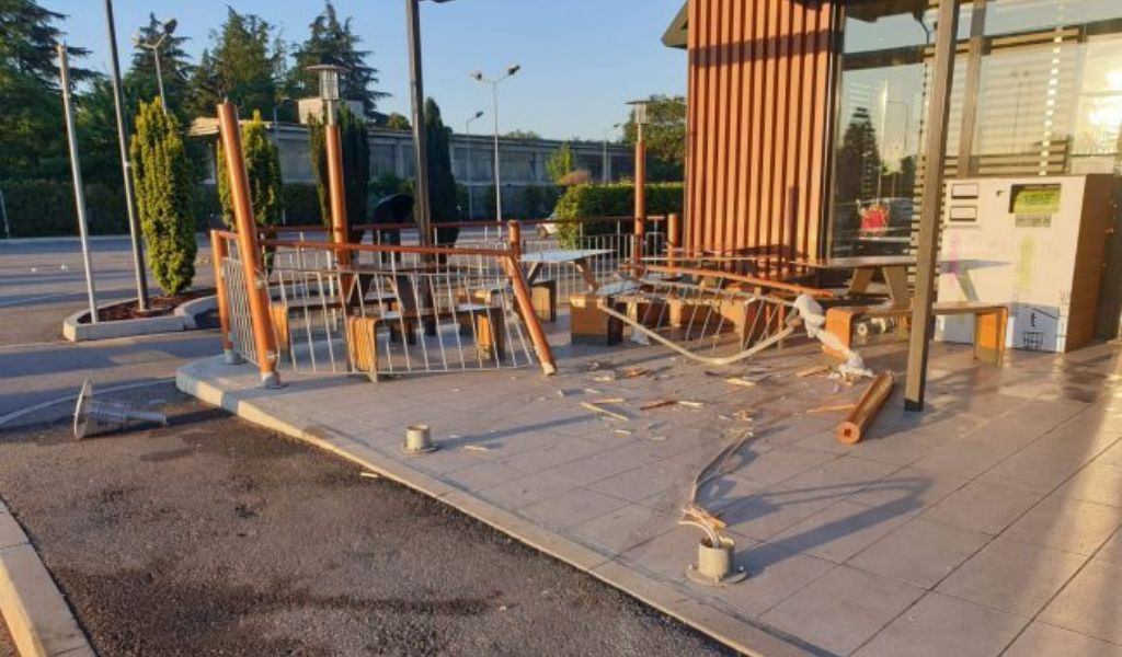 Entra con l’auto al Mc Donald’s, distrugge i tavoli e poi scappa