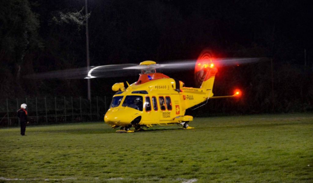 Frana la strada, volo di 15 metri giù dalla scarpata: muore 80enne