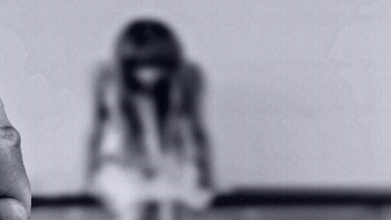 Picchiano la figlia di 3 anni perché disabile: volevano ucciderla, fermati in fuga