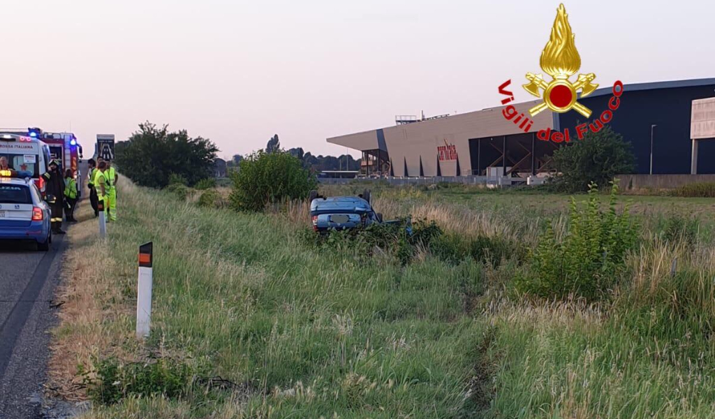 Fuori strada in A1, l’auto finisce ruote all’aria
