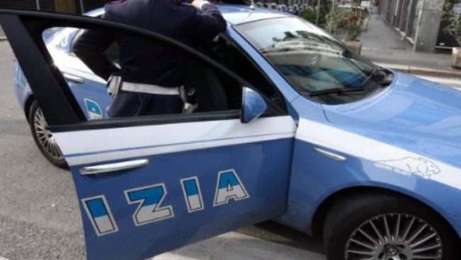 Cinque clandestini viaggiavano nel bagagliaio di un bus di pellegrini