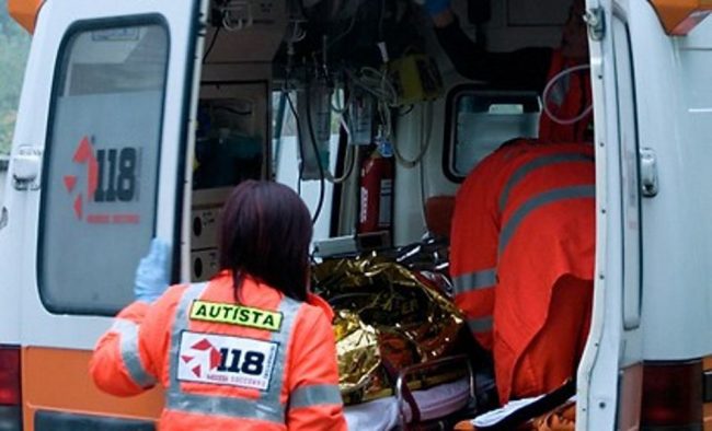 Incidente in A7, auto tampona tir: tre feriti e traffico in tilt