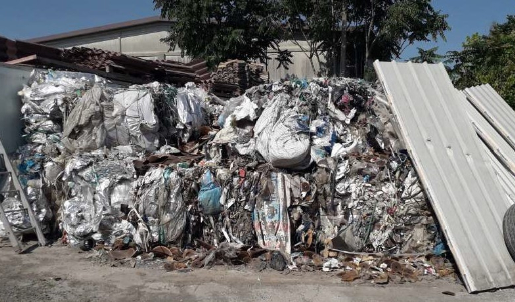 Rifiuti accatastati in area privata, denunciate due donne