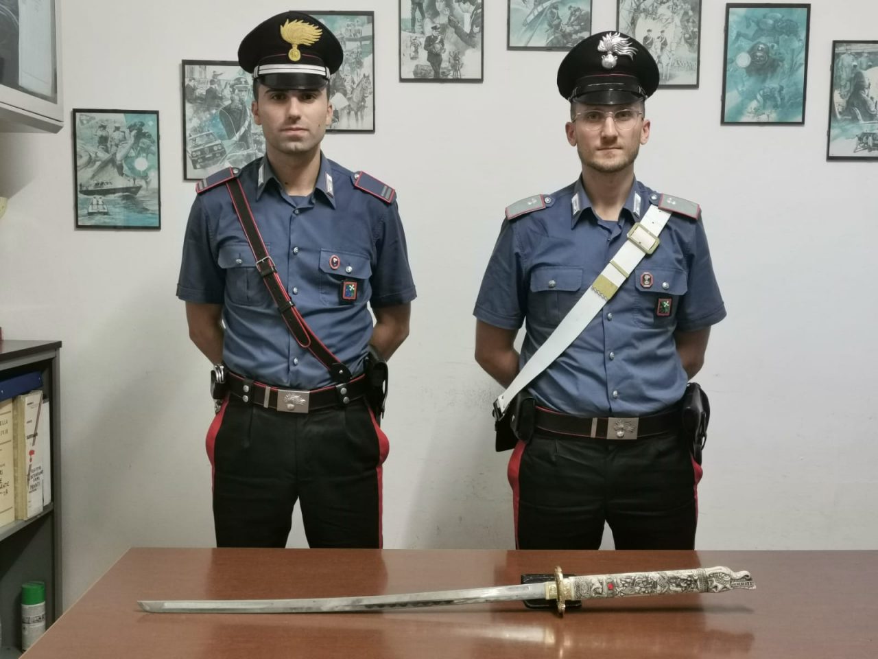 Minaccia la moglie con una katana da 105 cm: denunciato