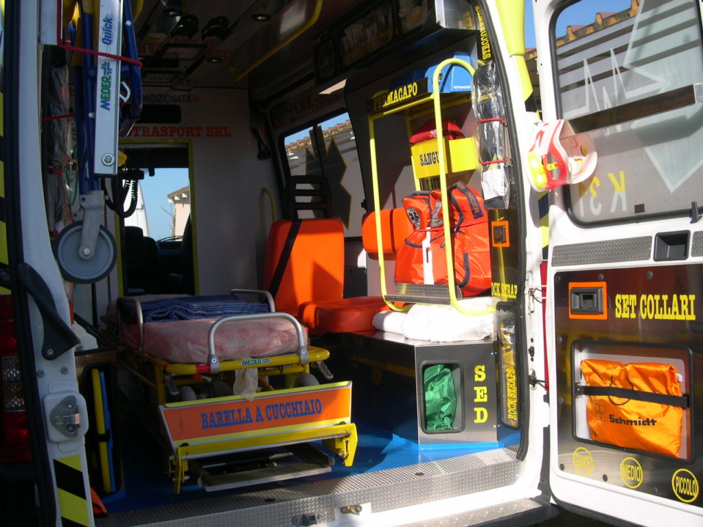 Scontro tra tre autovetture a Bornasco: tre feriti, uno grave