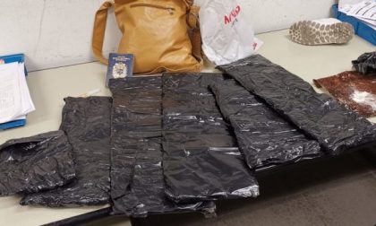 Nasconde cocaina in valigia e ricopre le buste con caffè: arrestata