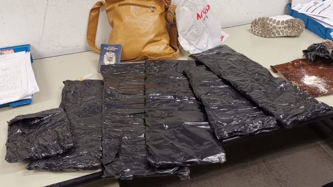 Nasconde cocaina in valigia e ricopre le buste con caffè: arrestata