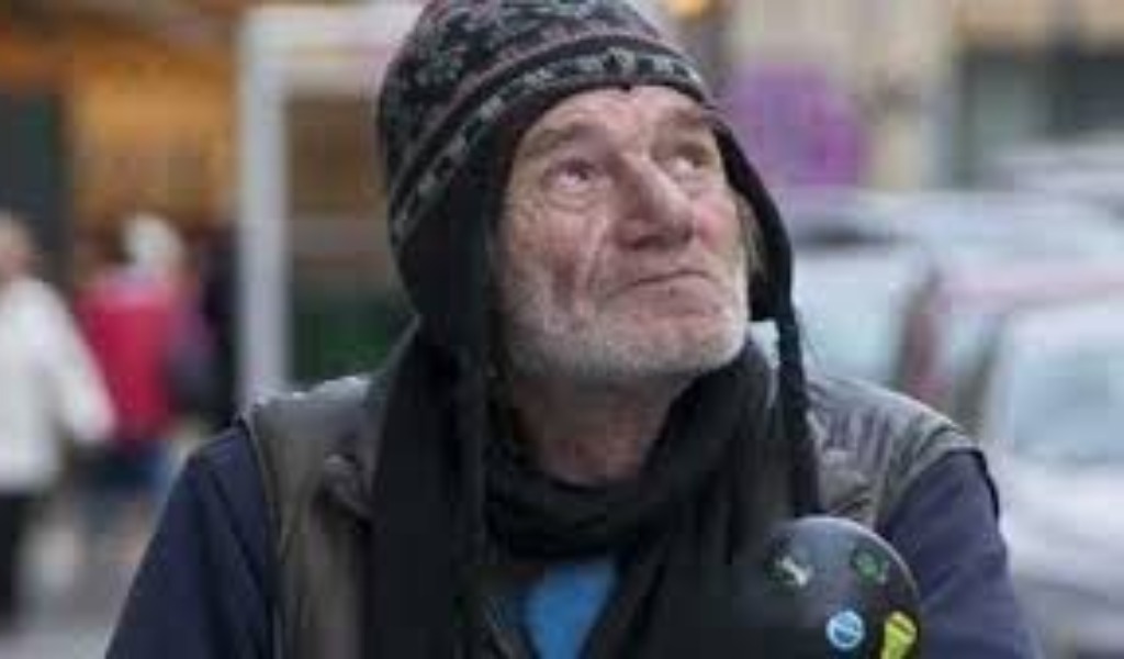 Oggi un’omelia commovente ai funerali del clochard Carlo: ecco la sua vera storia, raccontata dalla nipote