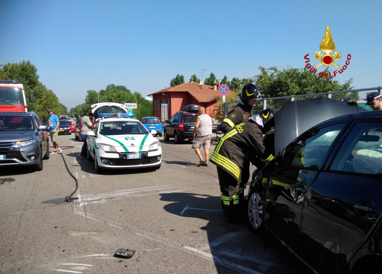 Perde il controllo dell’auto e si ribalta sul cavalcavia della Tangenziale FOTO