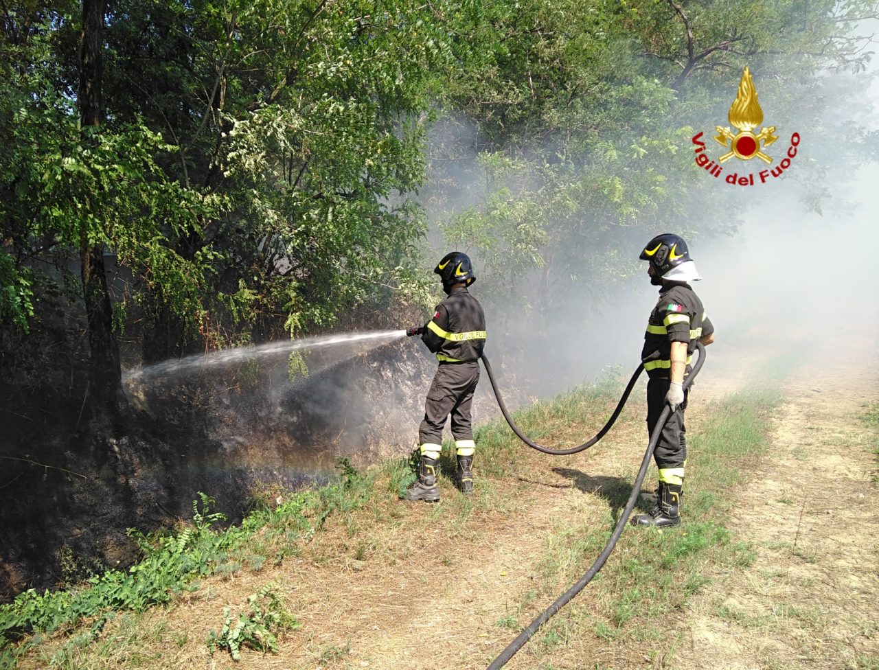 Sterpaglie a fuoco in campagna, Vigili del Fuoco in azione a Suardi