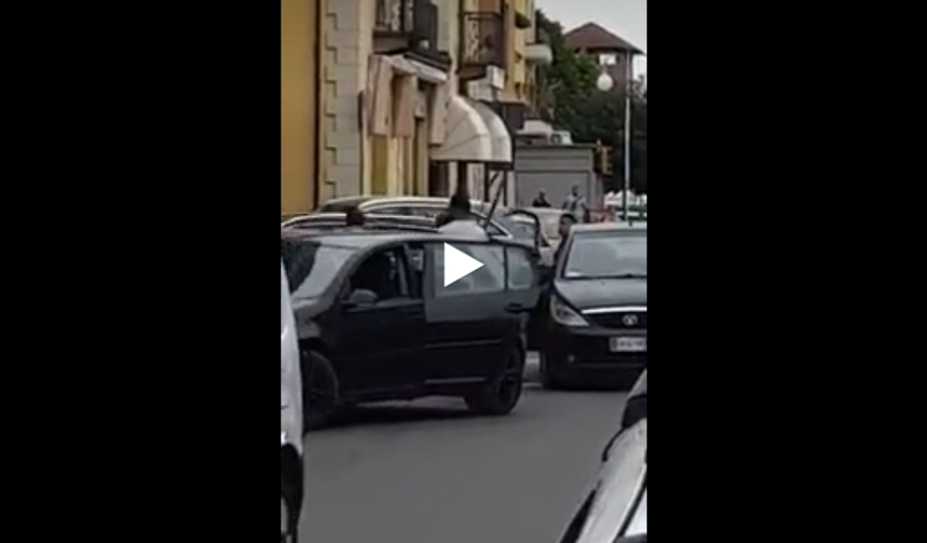 Aggredito con mazze e spranghe in mezzo alla gente VIDEO