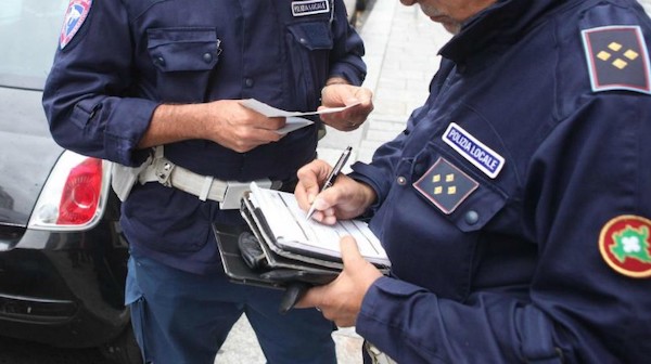 Vigili corrotti: toglievano le multe in cambio di regali e soldi