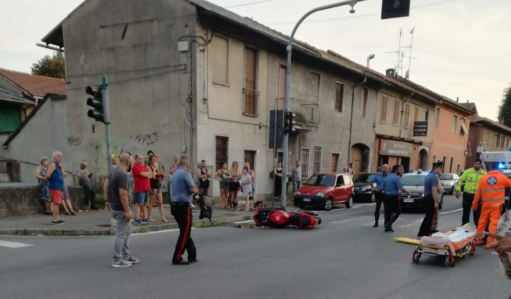 Tragico scontro tra auto e moto: perde la vita poliziotto