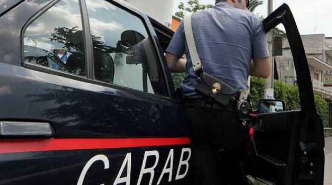 Ladro in fuga causa incidenti a raffica…. alla fine si schianta