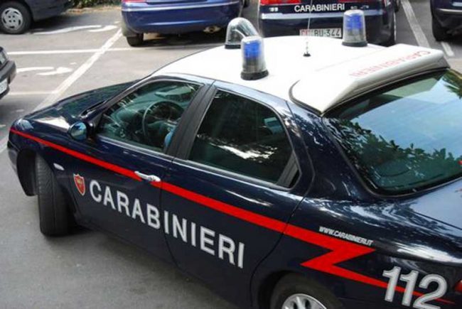 Lo raggirano promettendogli facili guadagni: una donna e un uomo denunciati
