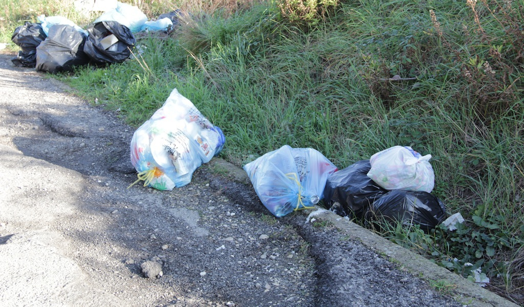 Vigevano dichiara guerra all’abbandono dei rifiuti con le fototrappole