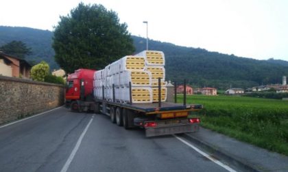 Assalto al Monopolio di Stato: strade bloccate con tir e furgoni