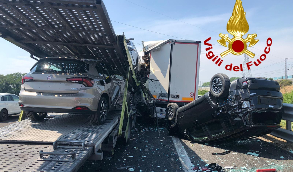 Tamponamento tra tir in autostrada: un ferito e code in A1 FOTO