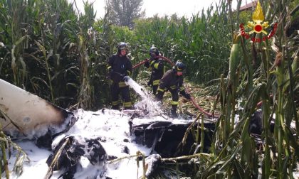 Ultraleggero si schianta nei campi pavesi e prende fuoco: due feriti FOTO