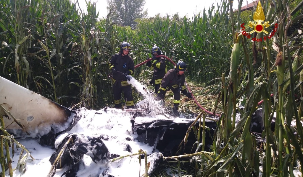 Ultraleggero si schianta nei campi pavesi e prende fuoco: due feriti FOTO
