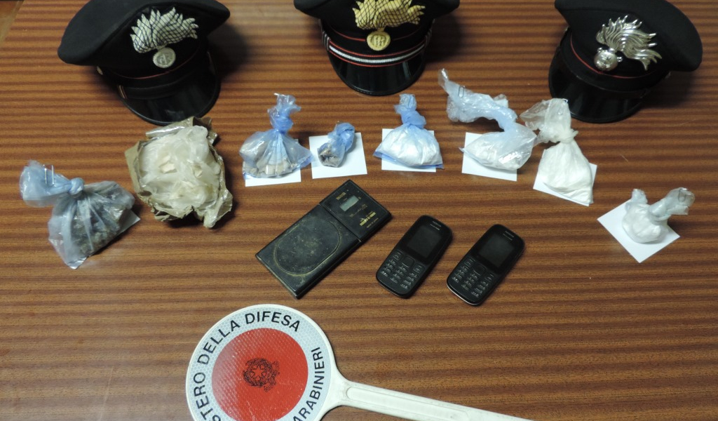 Spacciano nei campi, scoperti fuggono e abbandonano mezzo chilo di droga