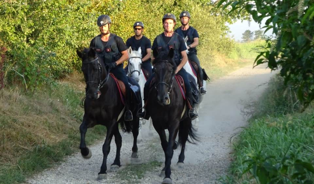 Più controlli nel weekend: nei parchi arrivano le pattuglie a cavallo