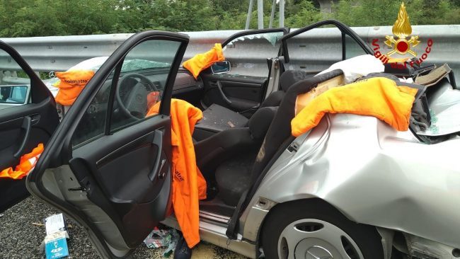 Tremendo schianto in A4 feriti intrappolati FOTO