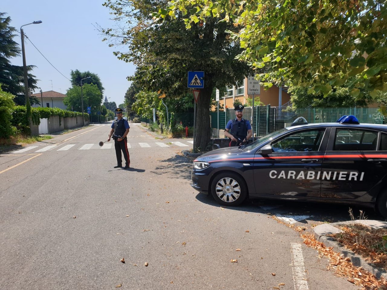 Ubriaco non riesce ad aprire la porta e tenta di sfondarla nella notte: arrivano i Carabinieri