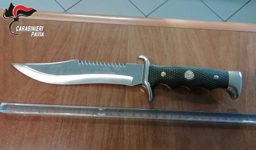Minaccia di morte i genitori e l’ex fidanzata: arrestato 19enne con pugnale di 20 cm