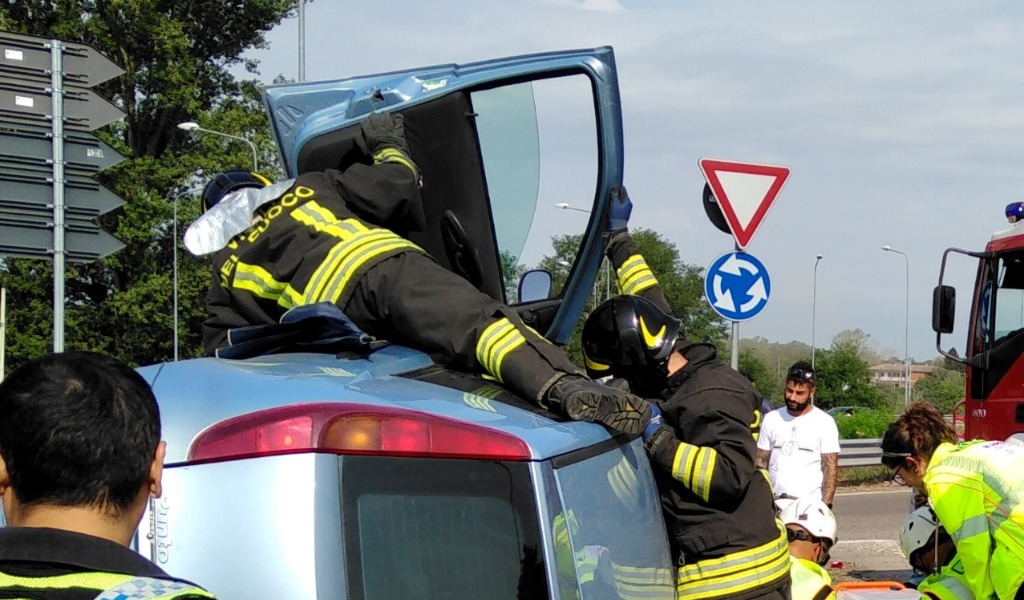 Auto ribaltata a Valle Salimbene, ferito estratto dal parabrezza FOTO