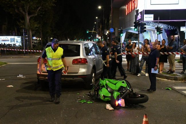 Investono un uomo e lo lasciano in fin di vita sul parabrezza dell’auto FOTO