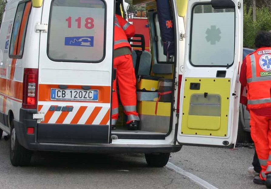 Buttati fuori strada da auto pirata: ferita coppia di novantenni