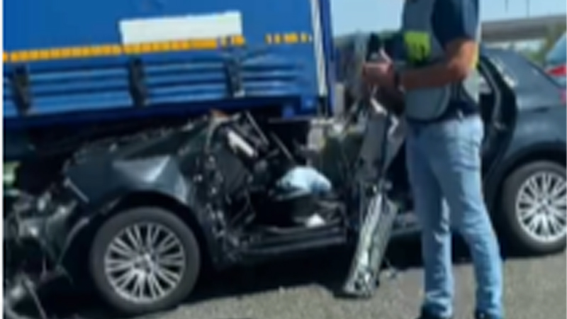 Auto tampona camion e si incastra sotto il rimorchio: due feriti gravi VIDEO