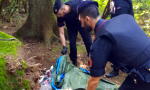 Donna strangolata e nascosta in una tenda nei boschi