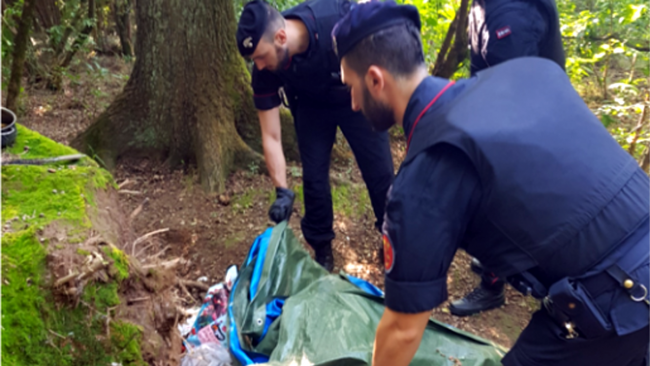 Donna strangolata e nascosta in una tenda nei boschi